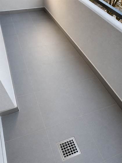 Isti balkon nakon sanacije, s novom keramikom i nehrđajućim podnim odvodom